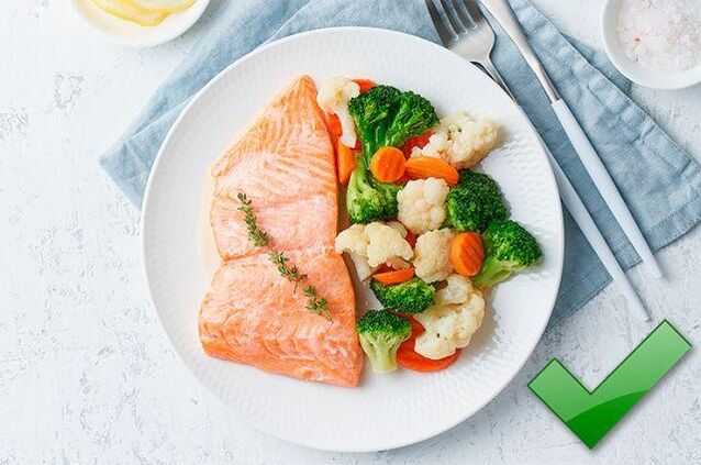 Bij gastritis kun je magere vis eten met gekookte groenten